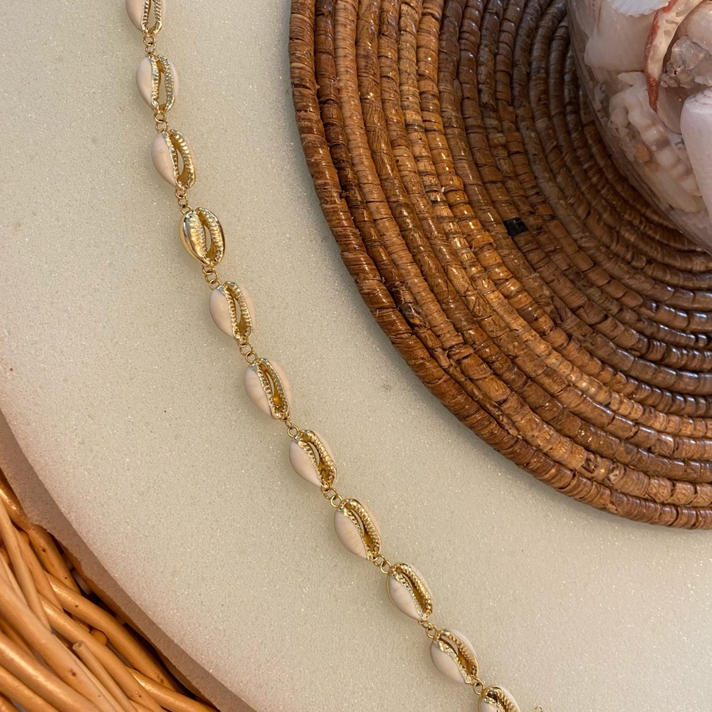 Cowrie Seashell Choker Necklace - Picture 3 of 4